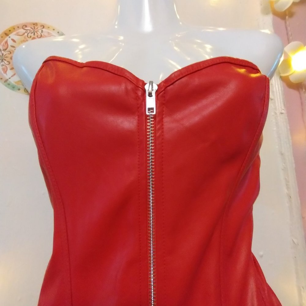 Sexy (6XL) Red Devil Faux Leather Corset and Glitzy Feather Trimmed Acessories - Picture 8 of 9
